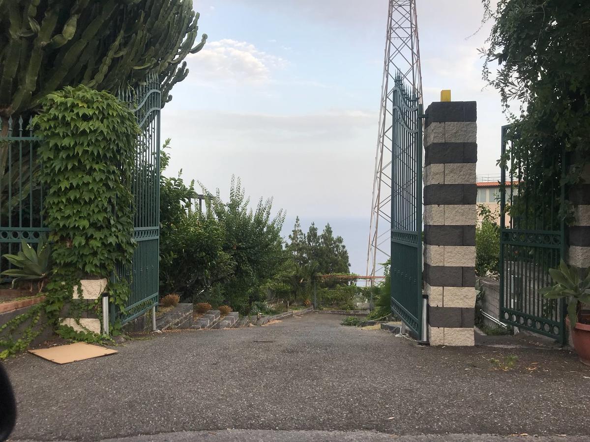La Nave Sul Mare Di Taormina Bed & Breakfast Letojanni Exterior photo